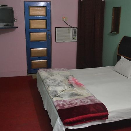 Hotel Sandeep Варанаси Екстериор снимка
