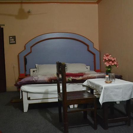 Hotel Sandeep Варанаси Екстериор снимка