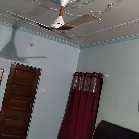 Hotel Sandeep Варанаси Екстериор снимка