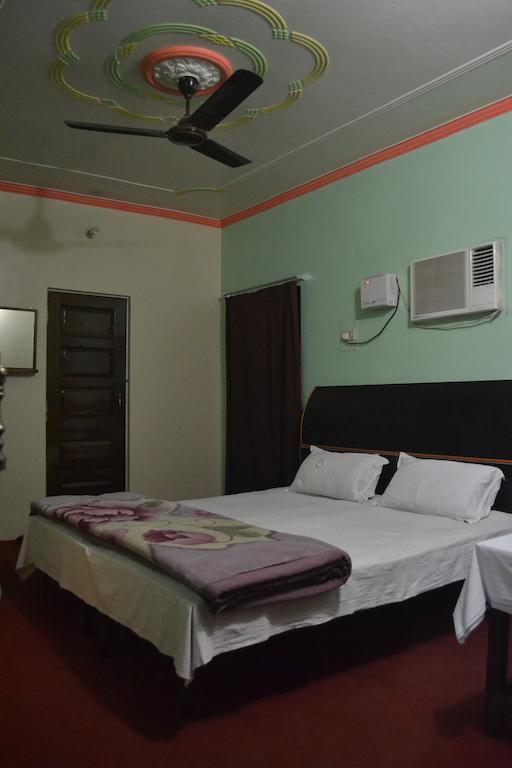 Hotel Sandeep Варанаси Стая снимка