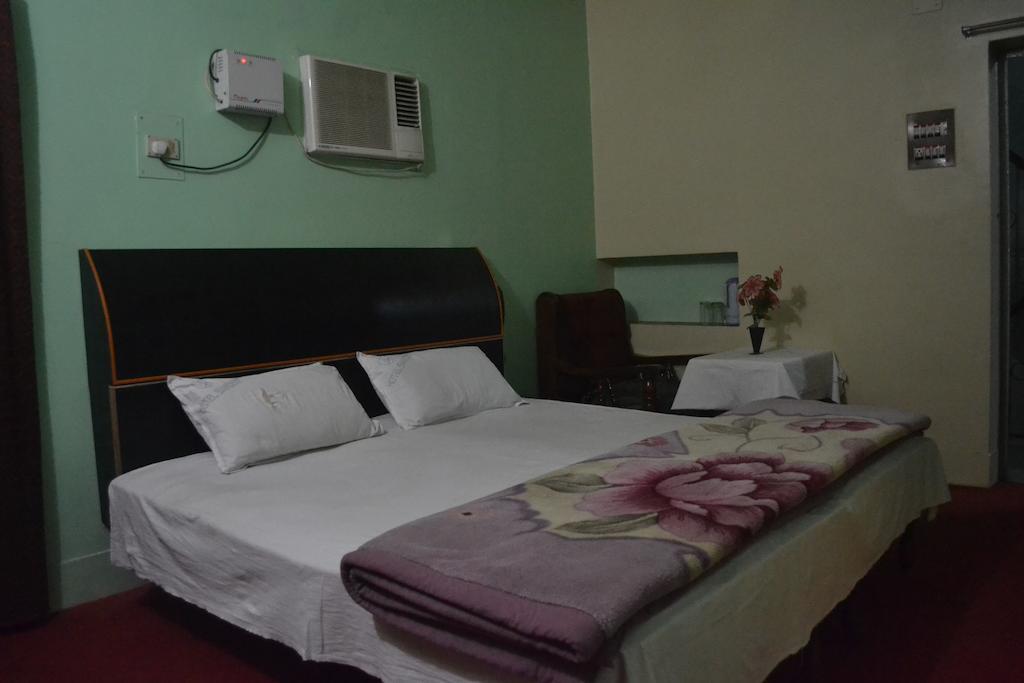 Hotel Sandeep Варанаси Стая снимка