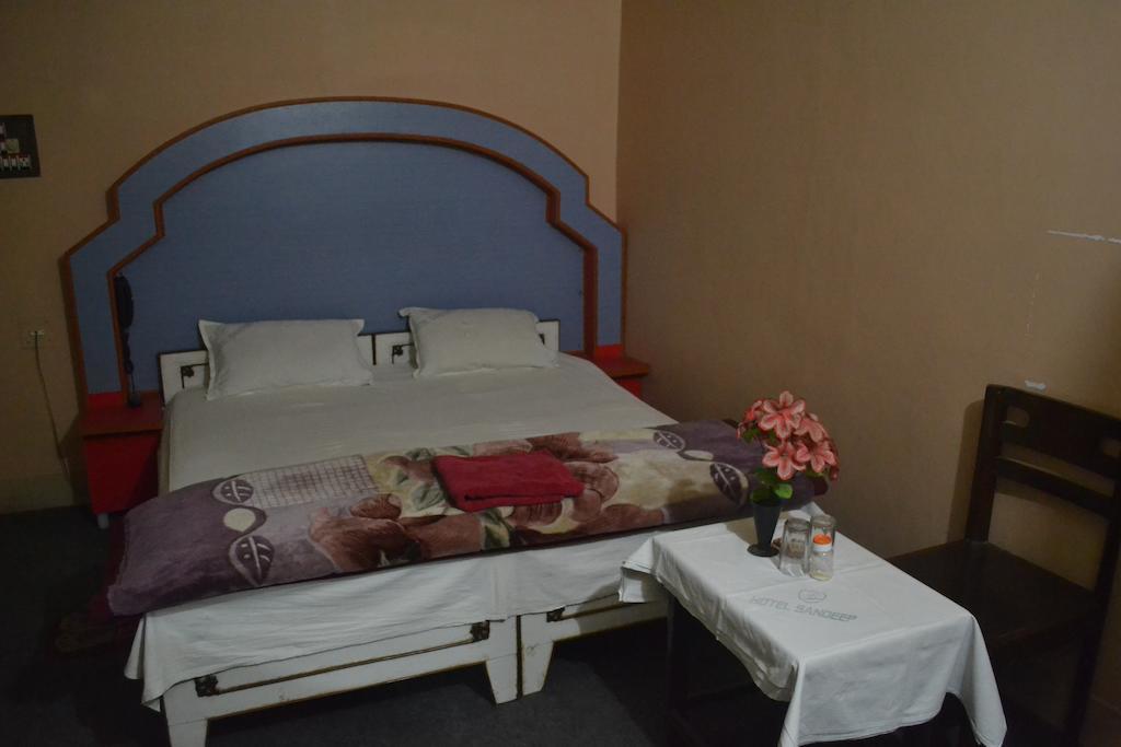 Hotel Sandeep Варанаси Стая снимка