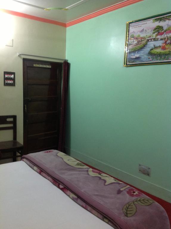 Hotel Sandeep Варанаси Екстериор снимка
