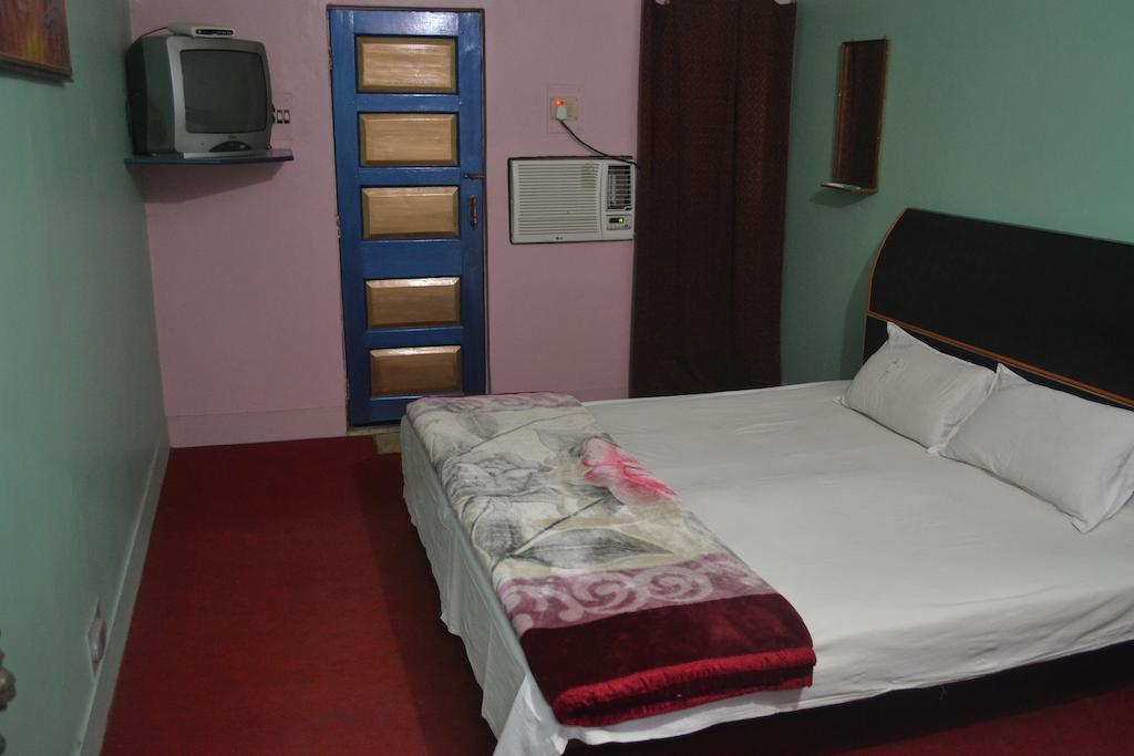 Hotel Sandeep Варанаси Екстериор снимка