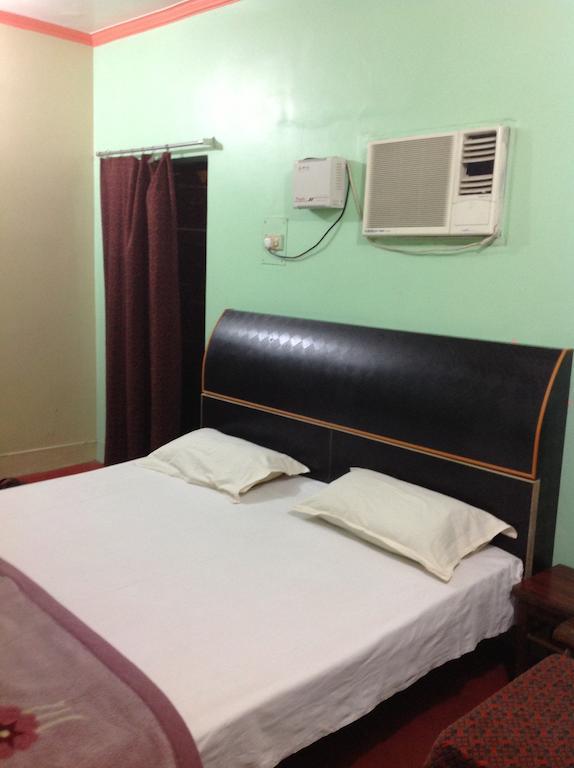 Hotel Sandeep Варанаси Екстериор снимка