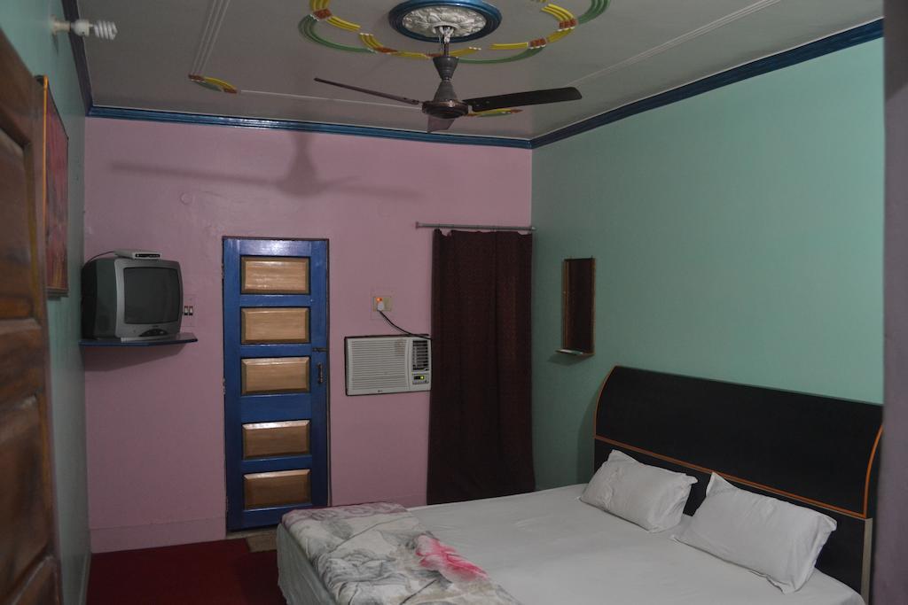 Hotel Sandeep Варанаси Екстериор снимка