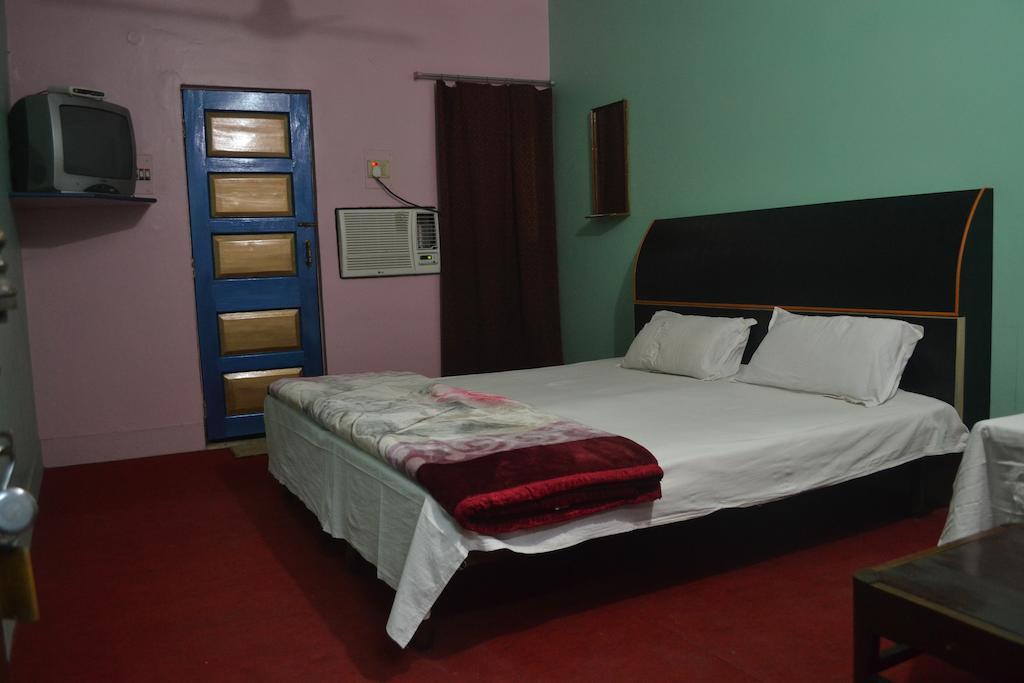 Hotel Sandeep Варанаси Екстериор снимка