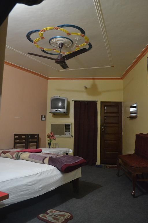 Hotel Sandeep Варанаси Екстериор снимка