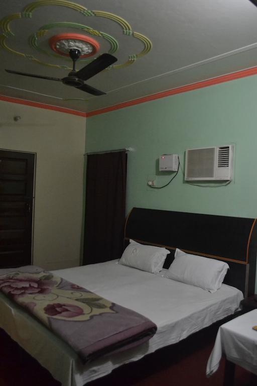Hotel Sandeep Варанаси Екстериор снимка