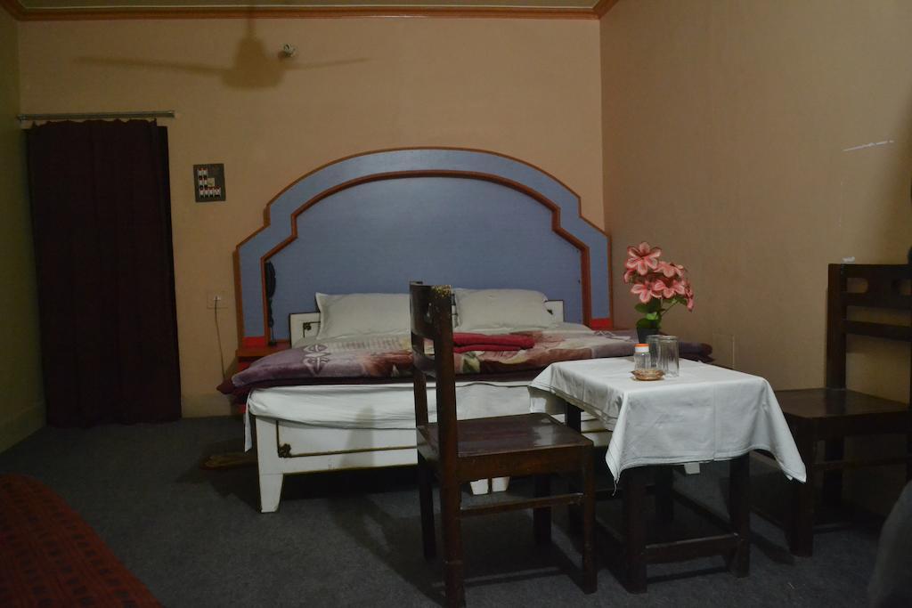 Hotel Sandeep Варанаси Екстериор снимка